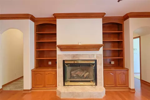 Living - 25 E Shoreline Dr, Eufaula, OK 74432 photo 2 of 9