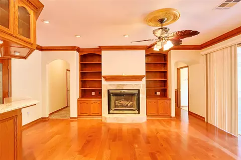 Living - 25 E Shoreline Dr, Eufaula, OK 74432 photo 4 of 9