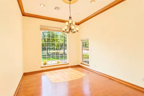 Living - 25 E Shoreline Dr, Eufaula, OK 74432 photo 6 of 9