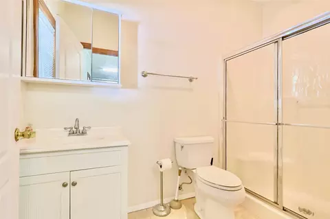 Bath - 25 E Shoreline Dr, Eufaula, OK 74432 photo 7 of 13