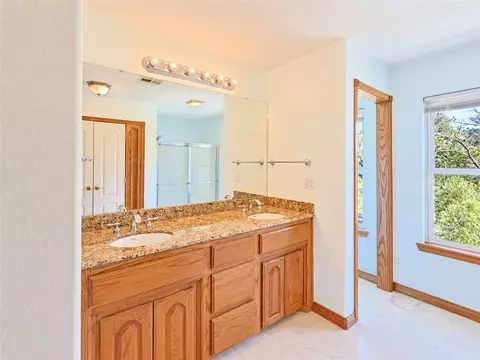 Bath - 25 E Shoreline Dr, Eufaula, OK 74432 photo 8 of 13