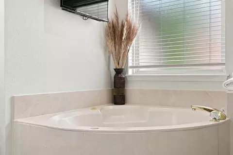 Bath - 5220 E 110th Pl, Tulsa, OK 74137 photo 2 of 6
