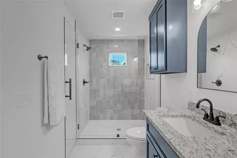 Bath - 1048 E Young Pl, Tulsa, OK 74106 photo 3 of 4