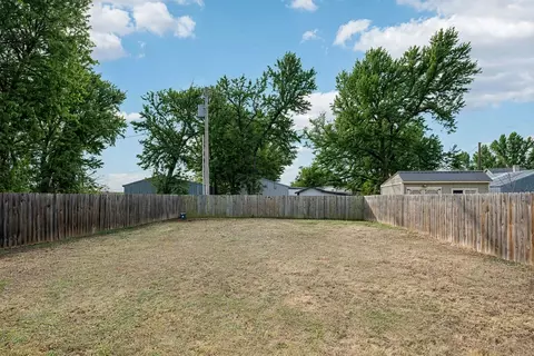 Exterior - 210 E 15th St, Mounds, OK 74047 photo 2 of 2