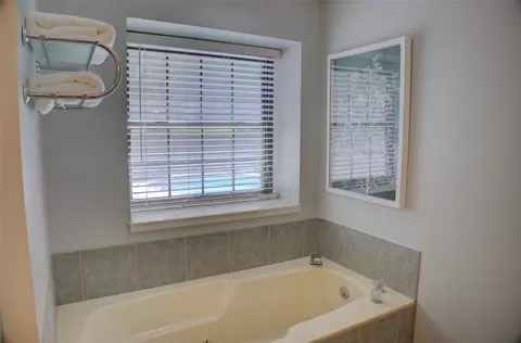 Bath - 7422 E 65th Pl, Tulsa, OK 74133 photo 8 of 10