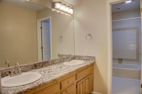 Bath - 7422 E 65th Pl, Tulsa, OK 74133 photo 9 of 10