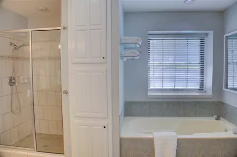 Bath - 7422 E 65th Pl, Tulsa, OK 74133 photo 7 of 10