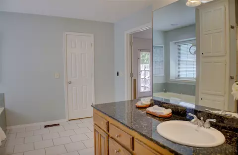 Bath - 7422 E 65th Pl, Tulsa, OK 74133 photo 6 of 10