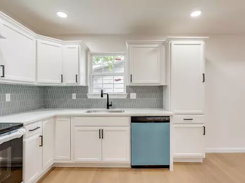 Kitchen - 1319 Wolfe Ln, Ada, OK 74820 photo 2 of 2