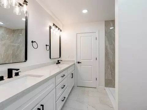 Bath - 1319 Wolfe Ln, Ada, OK 74820 photo 2 of 4