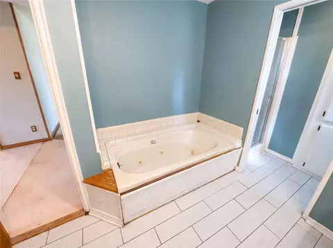 Bath - 20509 E Reno Ave, Harrah, OK 73045 photo 1 of 2