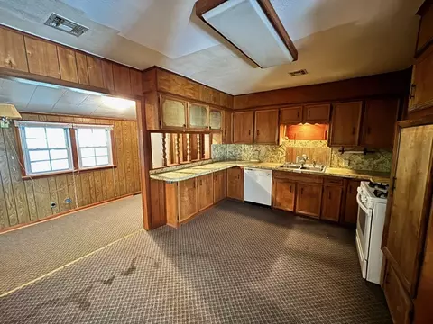 Kitchen - 211 S Ohio Ave, Haskell, OK 74436 photo 1 of 2
