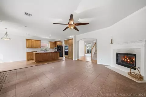 Living - 9432 E 77th St, Tulsa, OK 74133 photo 2 of 4