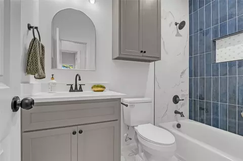 Bath - 620 E Seminole Pl, Tulsa, OK 74106 photo 2 of 4