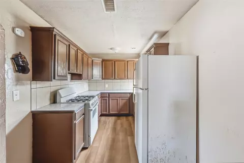 Kitchen - 5952 E Marshall Pl, Tulsa, OK 74115 photo 2 of 3