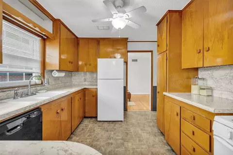 Kitchen - 7803 E 4th St, Tulsa, OK 74112 photo 4 of 5