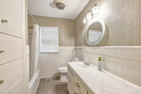 Bath - 1815 E 16th, Ada, OK 74820 photo 4 of 6