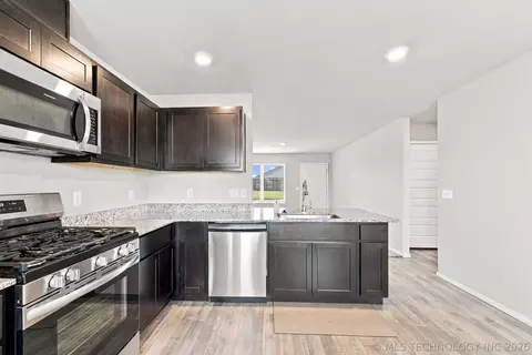 Kitchen - 29325 E 79th Pl S, Broken Arrow, OK 74014 photo 3 of 3