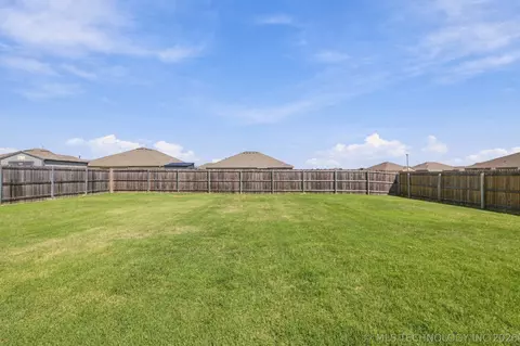 Exterior - 29325 E 79th Pl S, Broken Arrow, OK 74014 photo 2 of 3