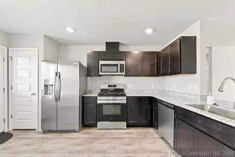 Kitchen - 29325 E 79th Pl S, Broken Arrow, OK 74014 photo 2 of 3