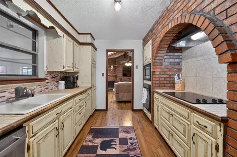 Kitchen - 9663 E 26th Pl, Tulsa, OK 74129 photo 2 of 2