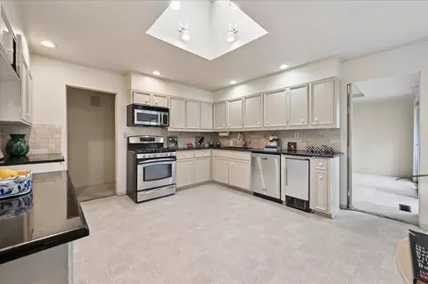 Kitchen - 2112 E 59th Street B6, Tulsa, OK 74105 photo 4 of 7