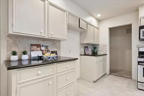 Kitchen - 2112 E 59th Street B6, Tulsa, OK 74105 photo 3 of 7