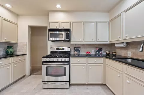 Kitchen - 2112 E 59th Street B6, Tulsa, OK 74105 photo 6 of 7