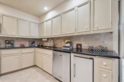 Kitchen - 2112 E 59th Street B6, Tulsa, OK 74105 photo 5 of 7