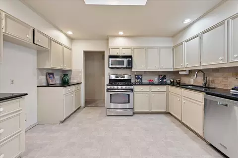 Kitchen - 2112 E 59th Street B6, Tulsa, OK 74105 photo 2 of 7
