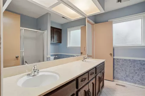 Bath - 9634 E 26th Pl, Tulsa, OK 74129 photo 1 of 4