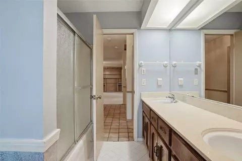 Bath - 9634 E 26th Pl, Tulsa, OK 74129 photo 2 of 4