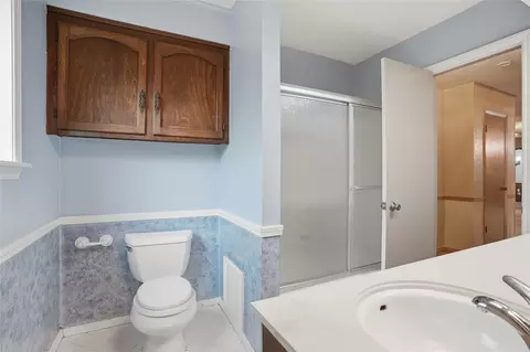 Bath - 9634 E 26th Pl, Tulsa, OK 74129 photo 3 of 4