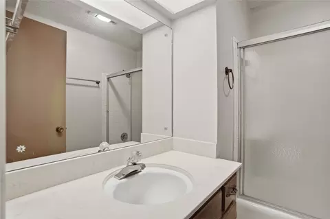 Bath - 9634 E 26th Pl, Tulsa, OK 74129 photo 4 of 4