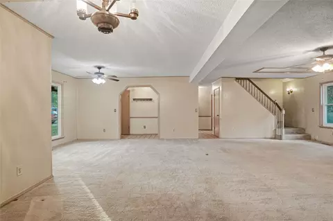 Living - 9634 E 26th Pl, Tulsa, OK 74129 photo 4 of 10
