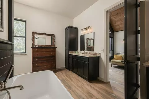 Bath - 602 Lazy J Ln, Colbert, OK 74733 photo 7 of 9