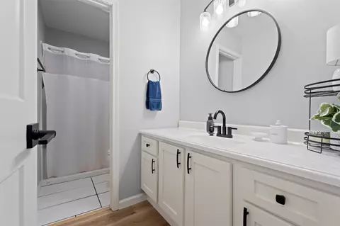 Bath - 1014 S Sycamore Dr, Grove, OK 74344 photo 3 of 4