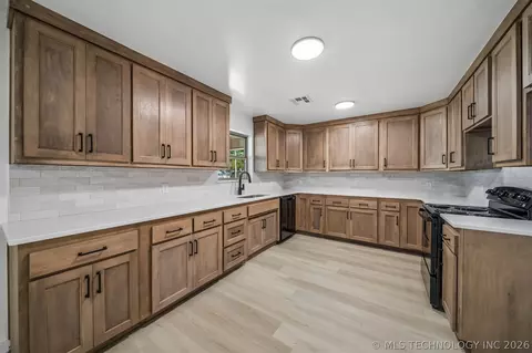 Kitchen - 800 W 6th, Ada, OK 74820 photo 2 of 3