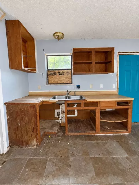 Kitchen - 1008 E Graham Ave, Pryor, OK 74361 photo 2 of 3