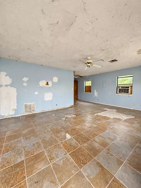 Living - 1008 E Graham Ave, Pryor, OK 74361 photo 1 of 3