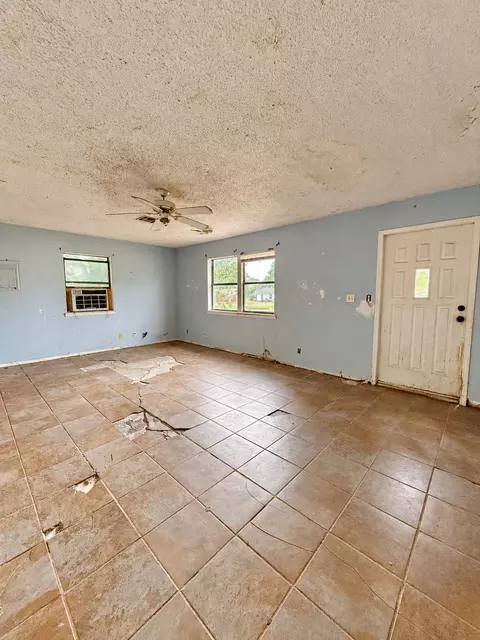 Living - 1008 E Graham Ave, Pryor, OK 74361 photo 2 of 3