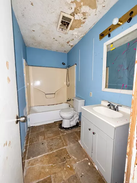 Bath - 1008 E Graham Ave, Pryor, OK 74361 photo 1 of 1