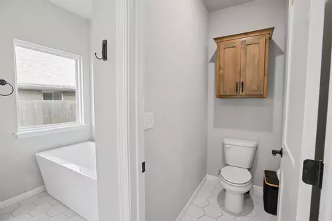 Bath - 7121 E Queens St, Broken Arrow, OK 74014 photo 5 of 8