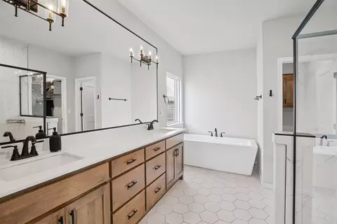 Bath - 7121 E Queens St, Broken Arrow, OK 74014 photo 2 of 8