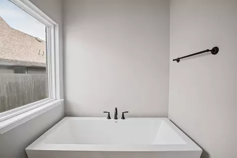 Bath - 7121 E Queens St, Broken Arrow, OK 74014 photo 4 of 8