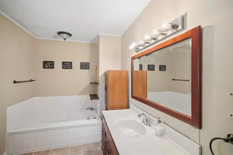Bath - 1405 Willow Rd, Pryor, OK 74361 photo 4 of 4