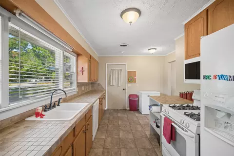Kitchen - 1405 Willow Rd, Pryor, OK 74361 photo 1 of 3