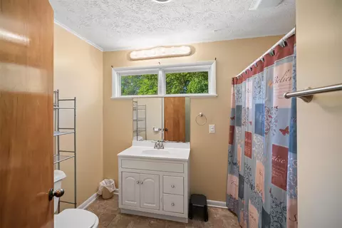 Bath - 1405 Willow Rd, Pryor, OK 74361 photo 2 of 4