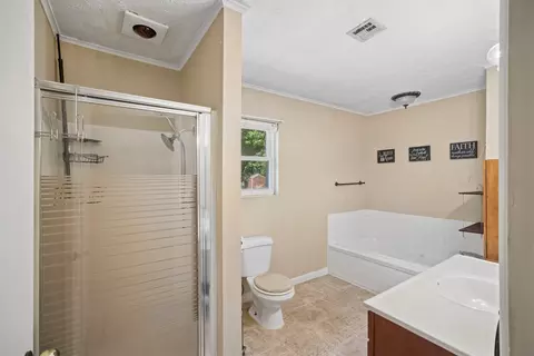 Bath - 1405 Willow Rd, Pryor, OK 74361 photo 3 of 4