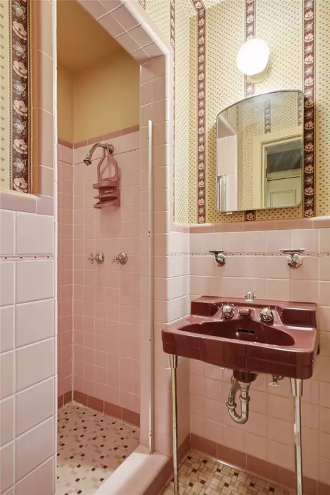 Bath - 2261 E 37th St, Tulsa, OK 74105 photo 3 of 4